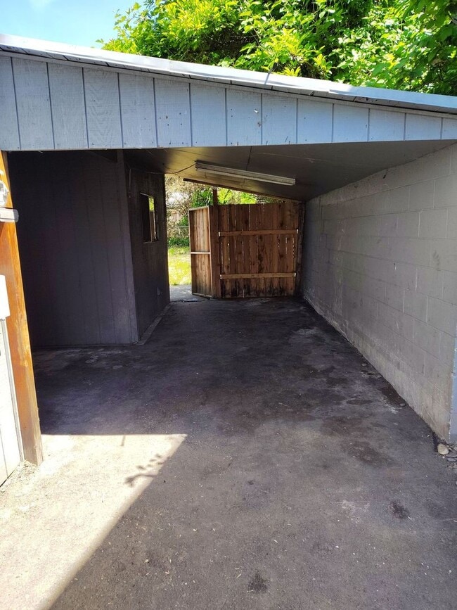 Building Photo - Great 2-bedroom home close to downtown