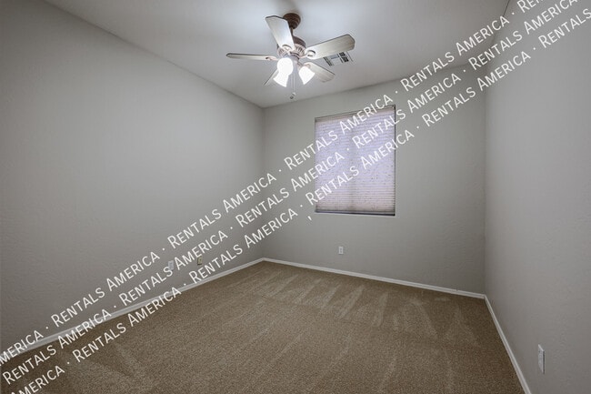 Building Photo - *$500 off the 1st full month's rent with a...