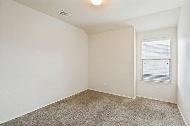 Building Photo - 1305 Lone Pine Dr