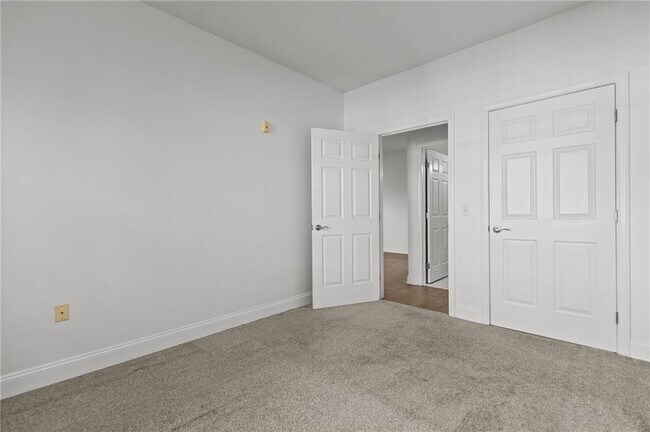 Building Photo - 106 E Mill St