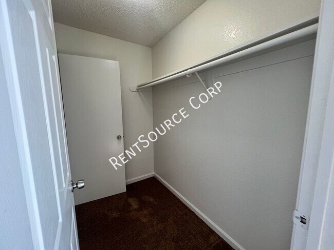 Building Photo - 3 Bedroom Two Story Townhome for Rent in E...