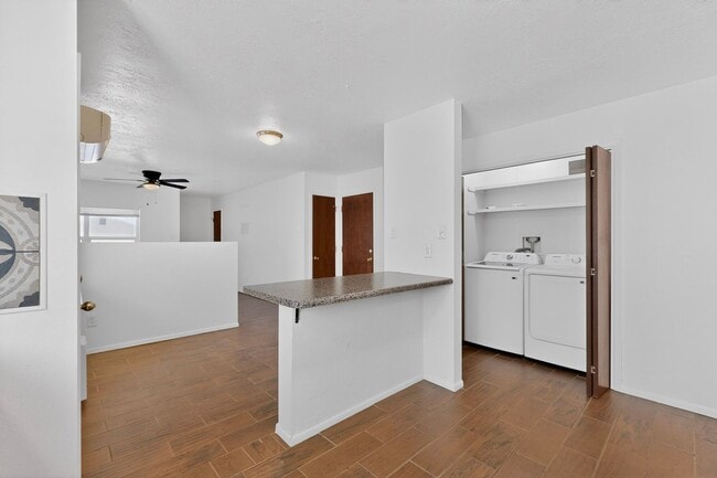 Building Photo - Close in West Side 2 bedroom 1.75/ba 1/cg
