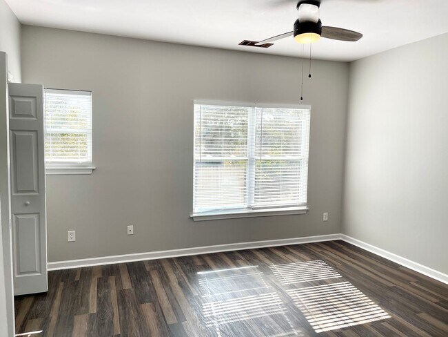 Building Photo - Welcome to this stunning 3-bedroom, 3-bathroom townhome located in the vibrant city of Atlanta, GA.