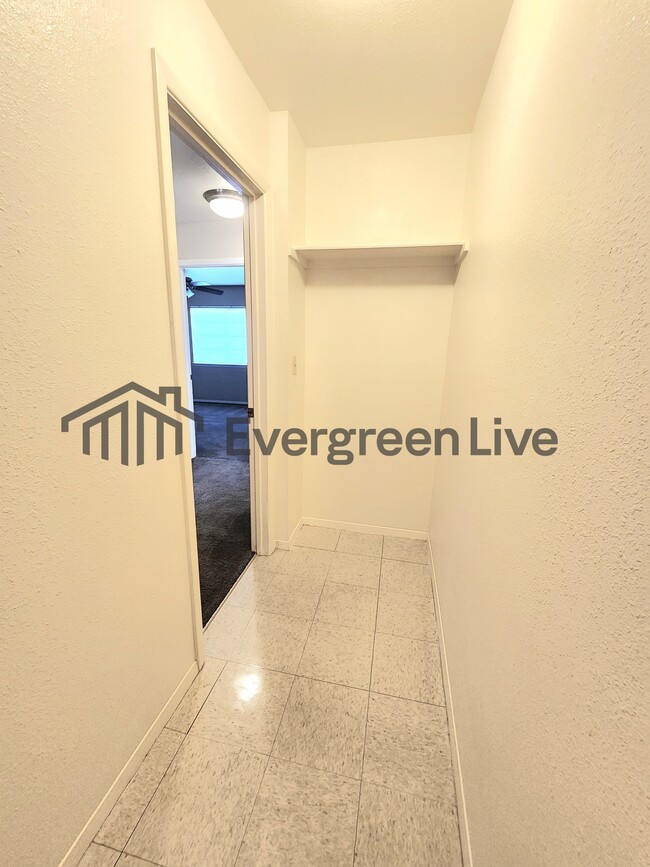 Building Photo - 112 Fireball Dr