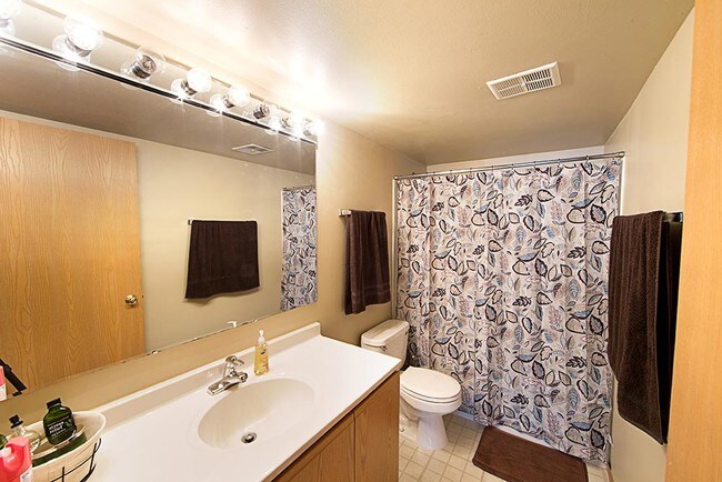 Building Photo - Country Club View Apartments