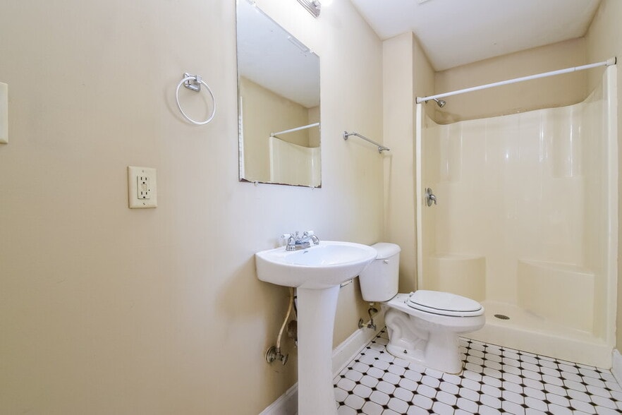 Building Photo - 114 E Broad St