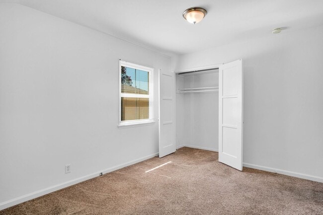 Building Photo - Stunning Northridge 4+2 Single Family House