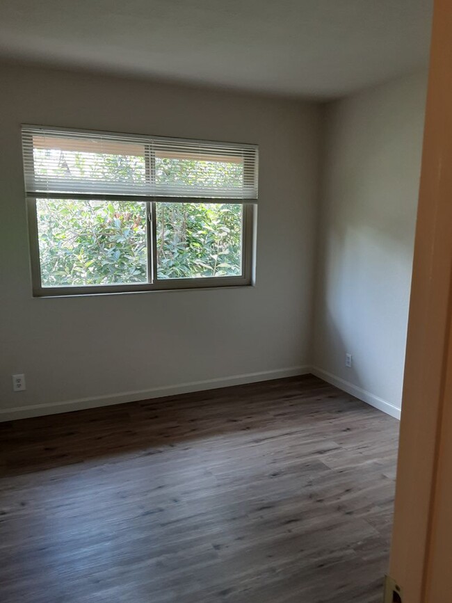 Building Photo - Big Bright 3-bedroom 2.5 bath Townhouse in...