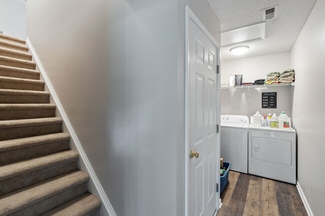 Building Photo - Corner lot 3 bed 2.5 bath with large fenced yard in Grove Park!