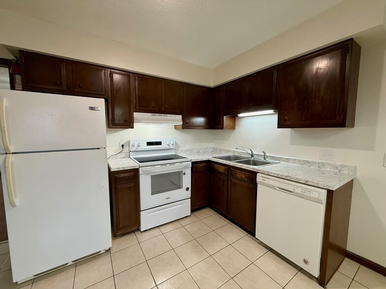 Kitchen - 110 Elleta Ave