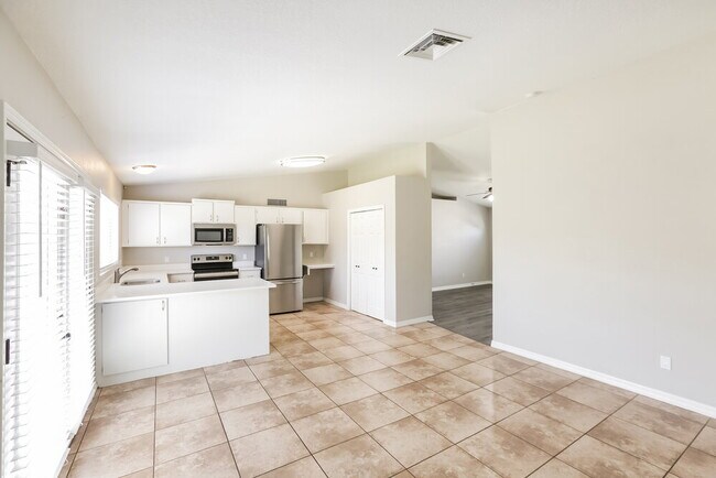 Building Photo - 1419 N Rowen