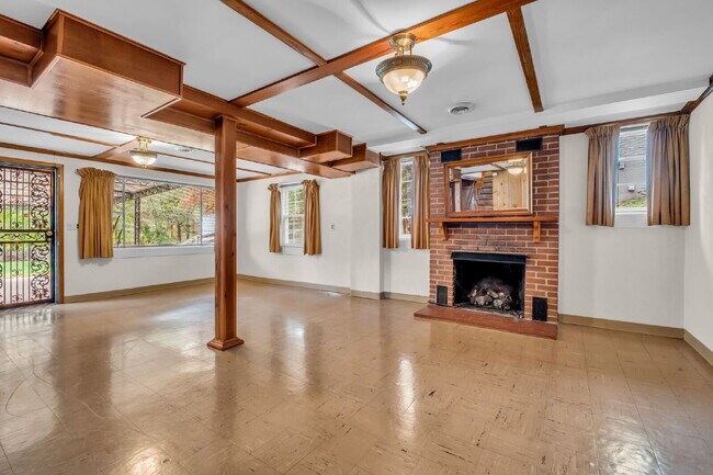 Building Photo - 3 Bedroom/ 2 Bathroom in Rosebank!