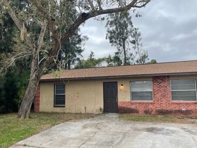 Building Photo - 2 bed 1.5 bath duplex