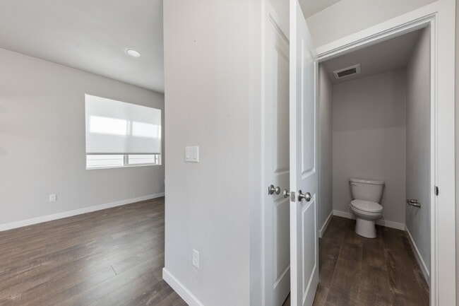 Building Photo - Charming 2-Bed with 2.5 Baths in Newberg