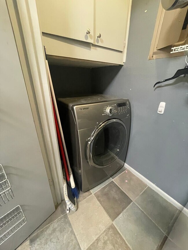 Building Photo - This spacious 3-bedroom, 2-bathroom apartment