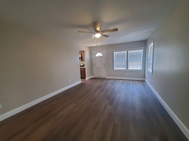 Building Photo - 1208 Hillsboro St