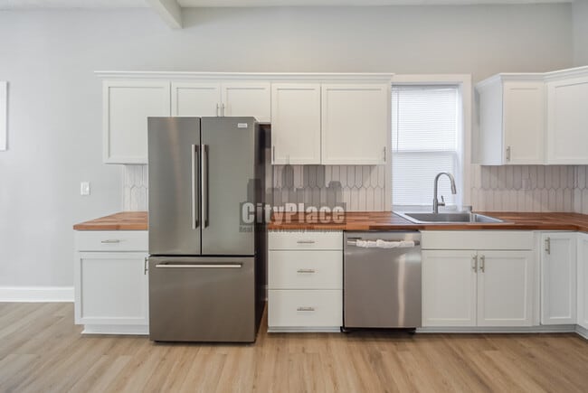 Building Photo - 2224 N Kenwood Ave