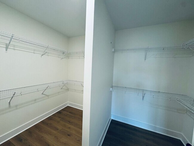 Building Photo - Brand New Luxury Condo - Middle Floor