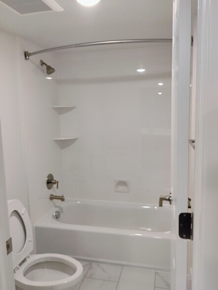 Building Photo - 1032 E 400 S