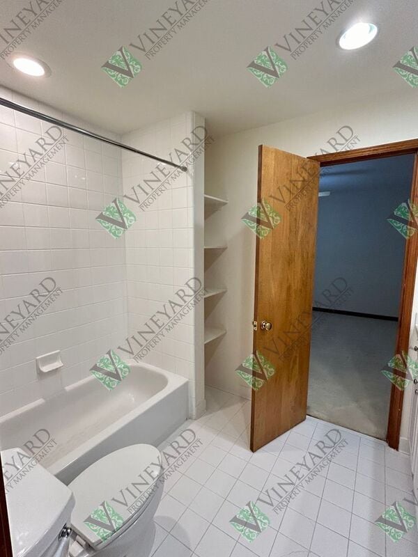 Building Photo - 115 Nesbit Ferry Pl
