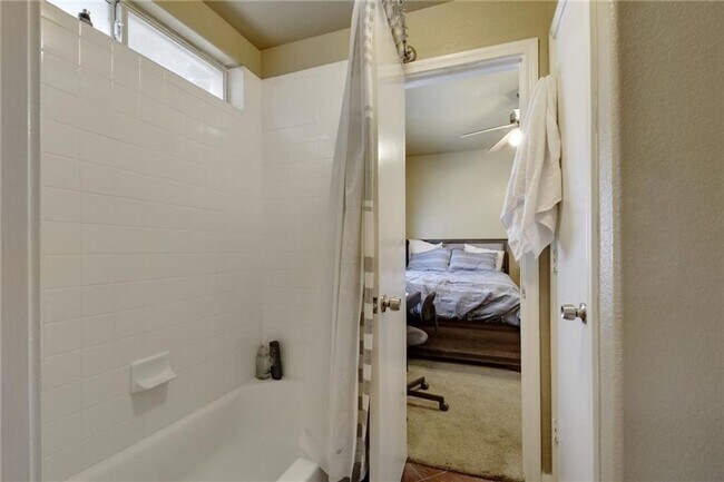 Building Photo - 4X2 Condo Less than $900/Bedroom for August