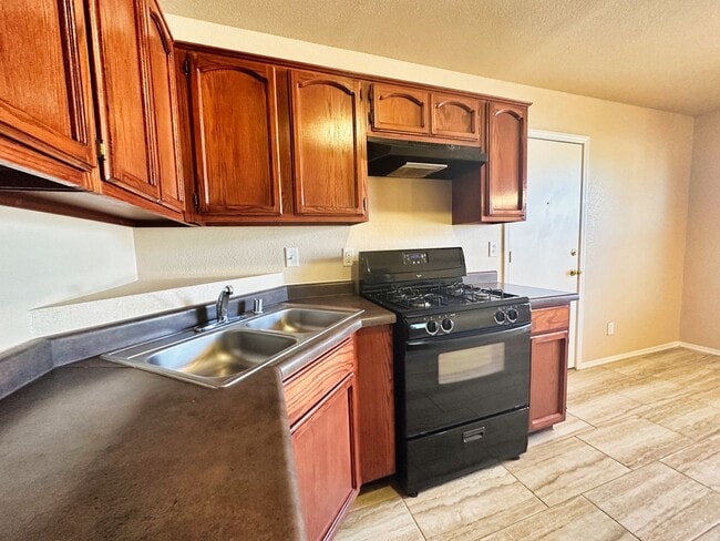 Building Photo - East 3 Bdrm 2 Bath