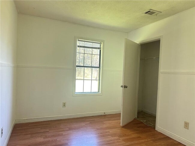 Building Photo - 604 Old Manor Rd NW