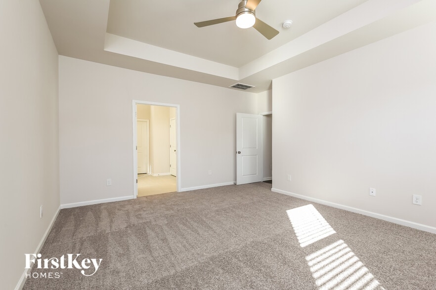 Building Photo - 562 Hillpark Ln