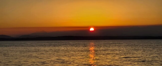 Building Photo - Spectacular Top Floor Condo with Stunning Views in Queen Anne