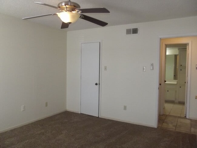 Building Photo - 1 Bedroom, 1 Bath with Carport - Raintree Manor Condo