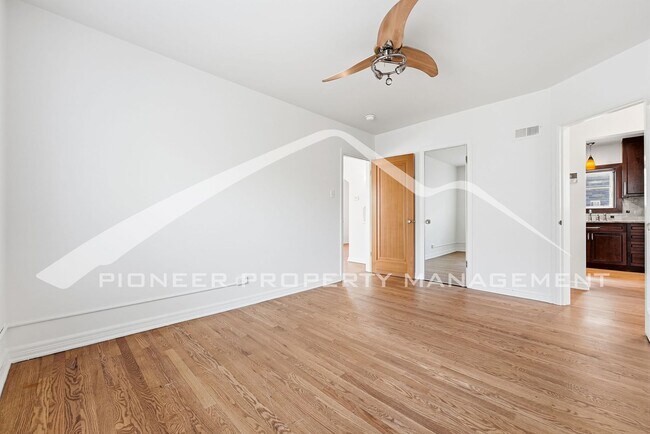 Building Photo - Stunning Home with Central AC and Fenced Yard
