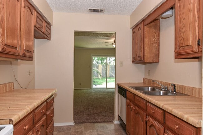 Building Photo - 3910 Peperport Dr