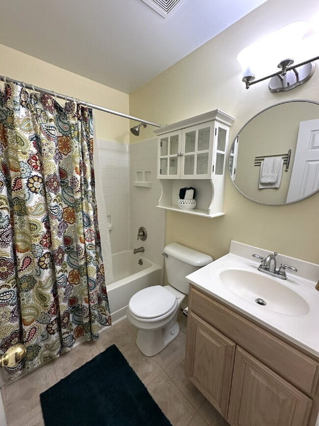 Building Photo - Lovely End Unit Townhome in Avondale Run!