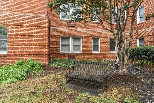 Building Photo - 922 S Washington St