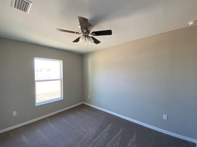 Building Photo - Desirable SW Ocala Neighborhood 3/2/2 *WON'T LAST*