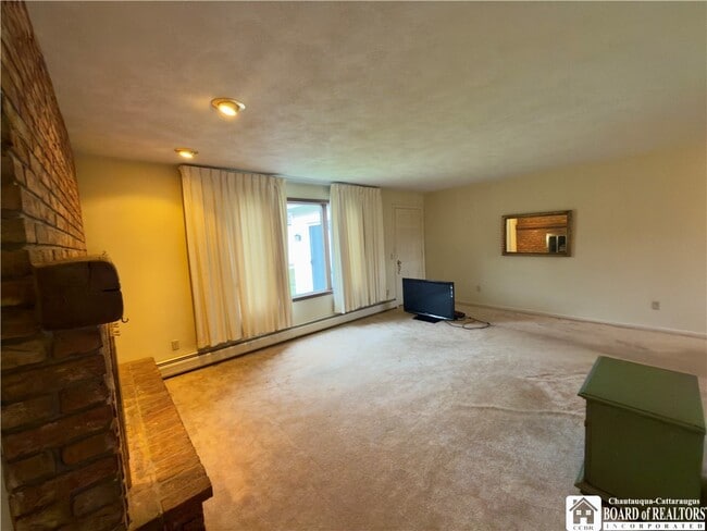 Building Photo - 32 Maple St