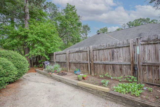 Building Photo - 225 Adams Cir