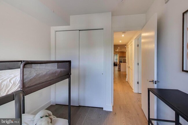 Building Photo - 4017 Davis Pl NW