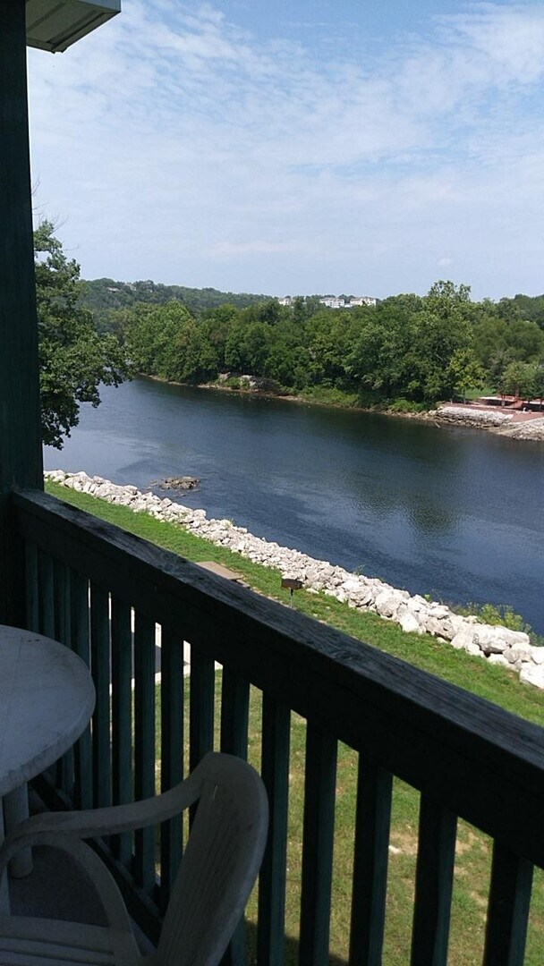 Building Photo - I Bedroom 1 Bath Apartment on Lake Taneycomo in Branson , MO