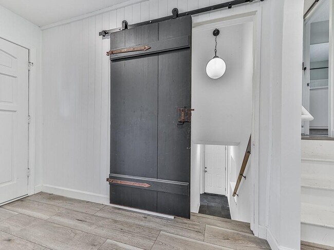 Building Photo - 421 Creek Valley Dr