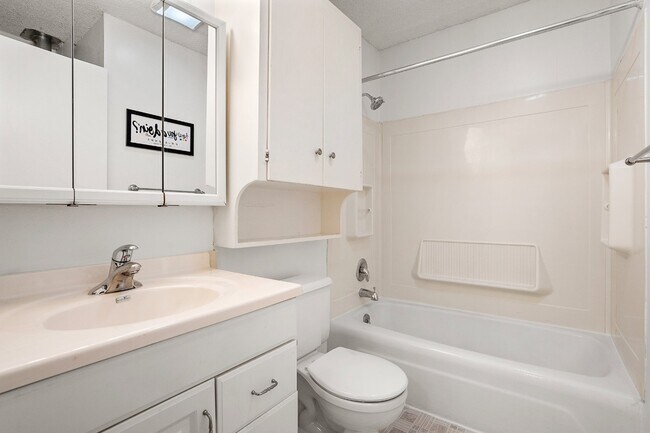 Building Photo - "Charming 2-Bed Duplex in Austin's Vibrant...