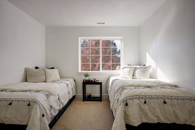 Building Photo - Great SW Bend Home Minutes from the Old Mill!