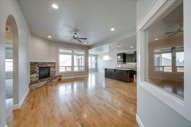 Building Photo - Beautiful Home in Desired Hazelwood Subdiv...