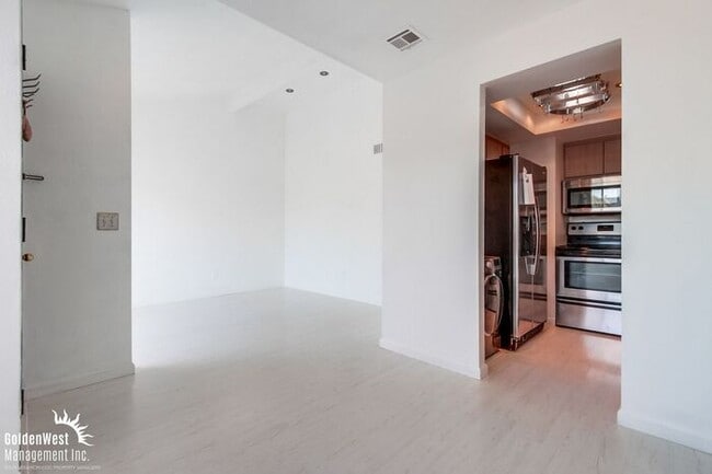 Building Photo - Stylish Top-Floor 1Bdm 1Ba Condo in the No...