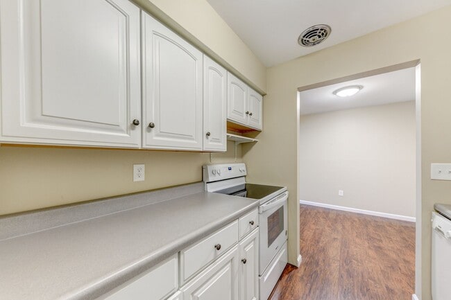 Building Photo - Welcome to a charming 1-bedroom, 1-bathroo...