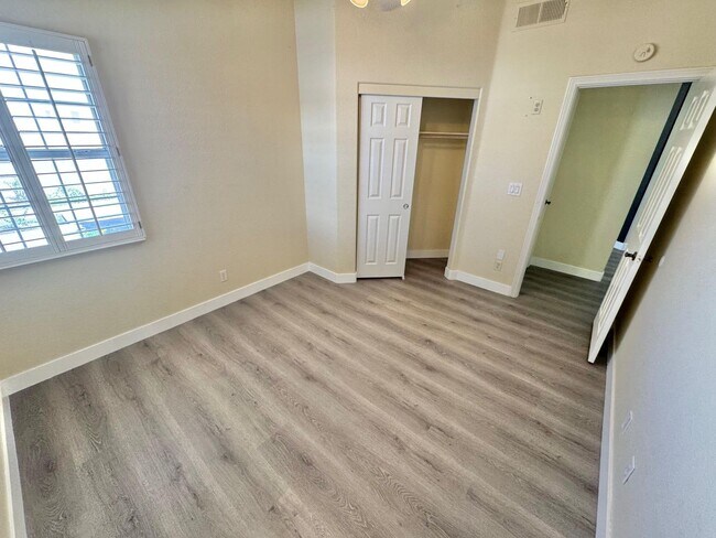 Building Photo - GORGEOUS 2 STORY SPACIOUS 4 BEDROOM HOUSE ...