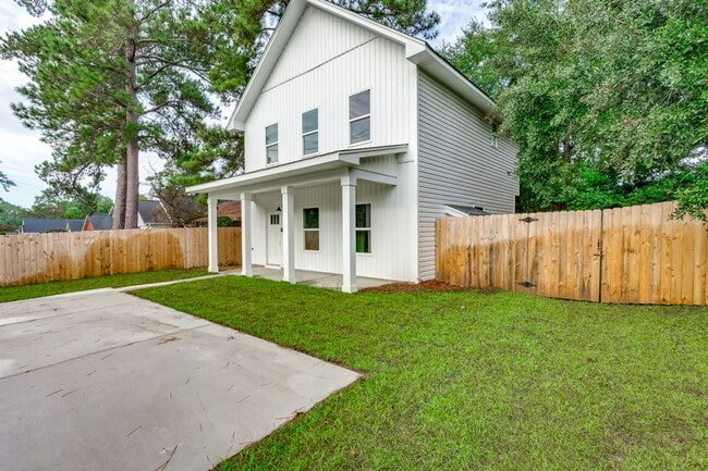 Building Photo - Pre-Leasing for the 26-27 School Year! Unbeatable Location