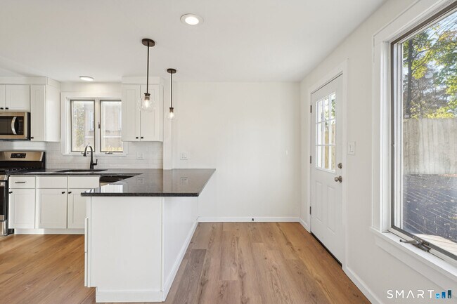 Building Photo - 21 Soundview Ave