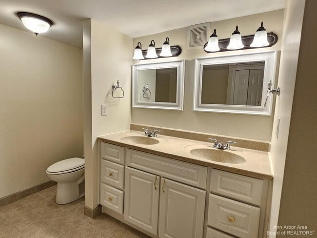 Building Photo - 1493 Silverbrook Ridge Dr