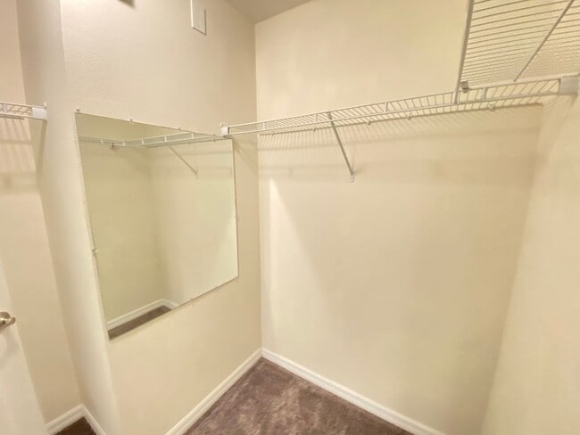 Building Photo - Beauiful Townhome in Tuscany Place. This is an end unit.  Brand new carpet. Ready to move in!